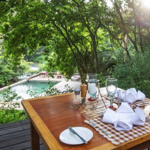 dining-rhino-river-lodge.jpg